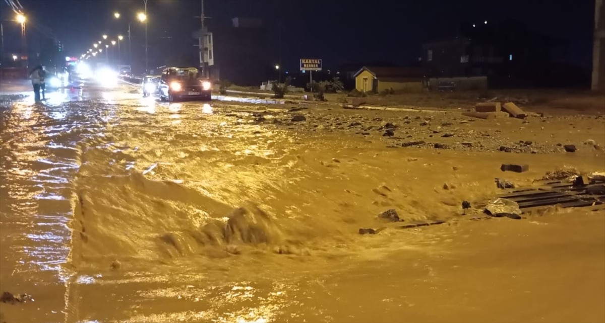 Konya'nın Yunak ilçesinde etkili olan sağanak nedeniyle bir köprü çöktü, bazı evleri su bastı....