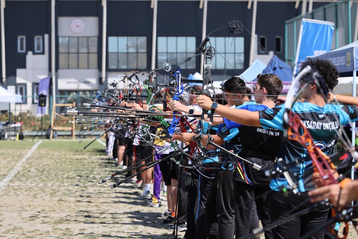 Konya Büyükşehir Belediyesince düzenlenen İller Arası Okçuluk Turnuvası'nda 45 şehirden 561 sporcu...