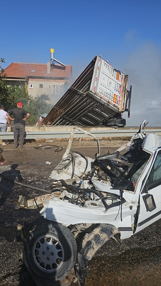 Konya’nın Doğanhisar ilçesinde otomobille çarpışan çekicinin devrildiği kazada 3 kişi öldü....