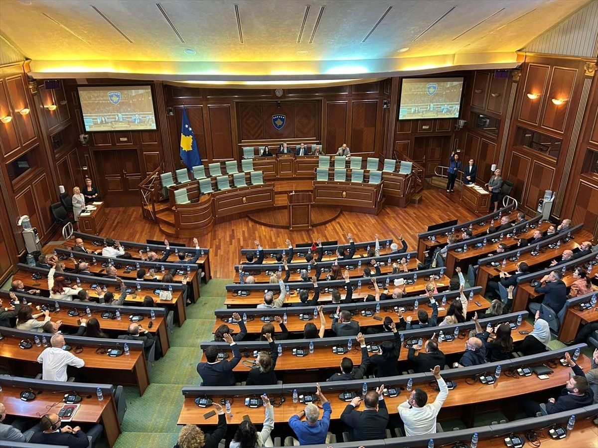Kosova'da 9 Şubat'ta yapılan genel seçimin ardından Kosova Meclisinde düzenlenen oturumda, genel...