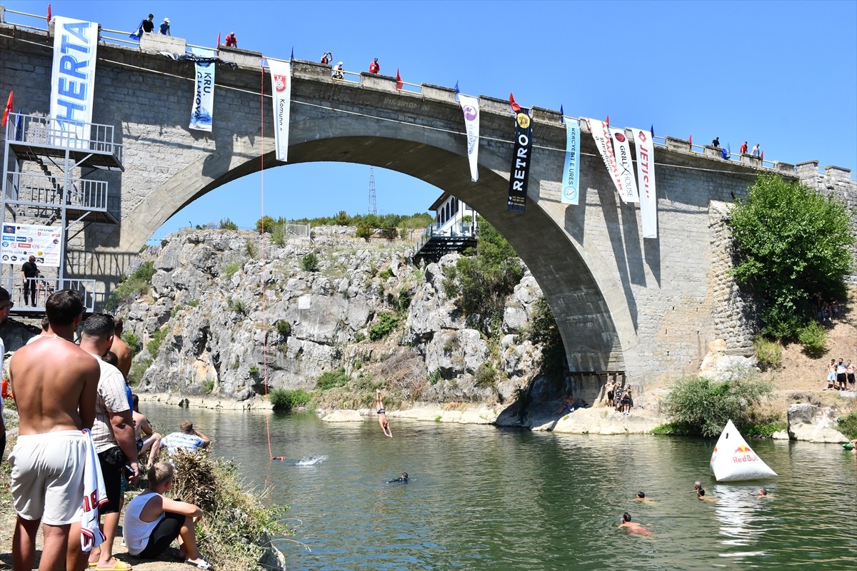 Kosova'nın güneybatısındaki Yakova şehrinde, 75'inci Şivan Köprüsü Geleneksel Atlama Yarışı...