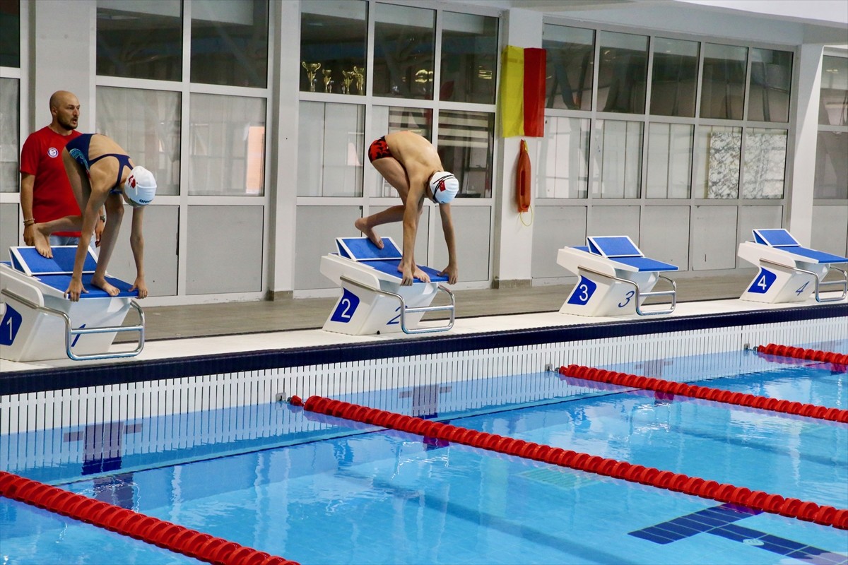 Küçük yaşlarda başladıkları yüzme sporunda Türkiye şampiyonluğunun yanı sıra yurt dışında...