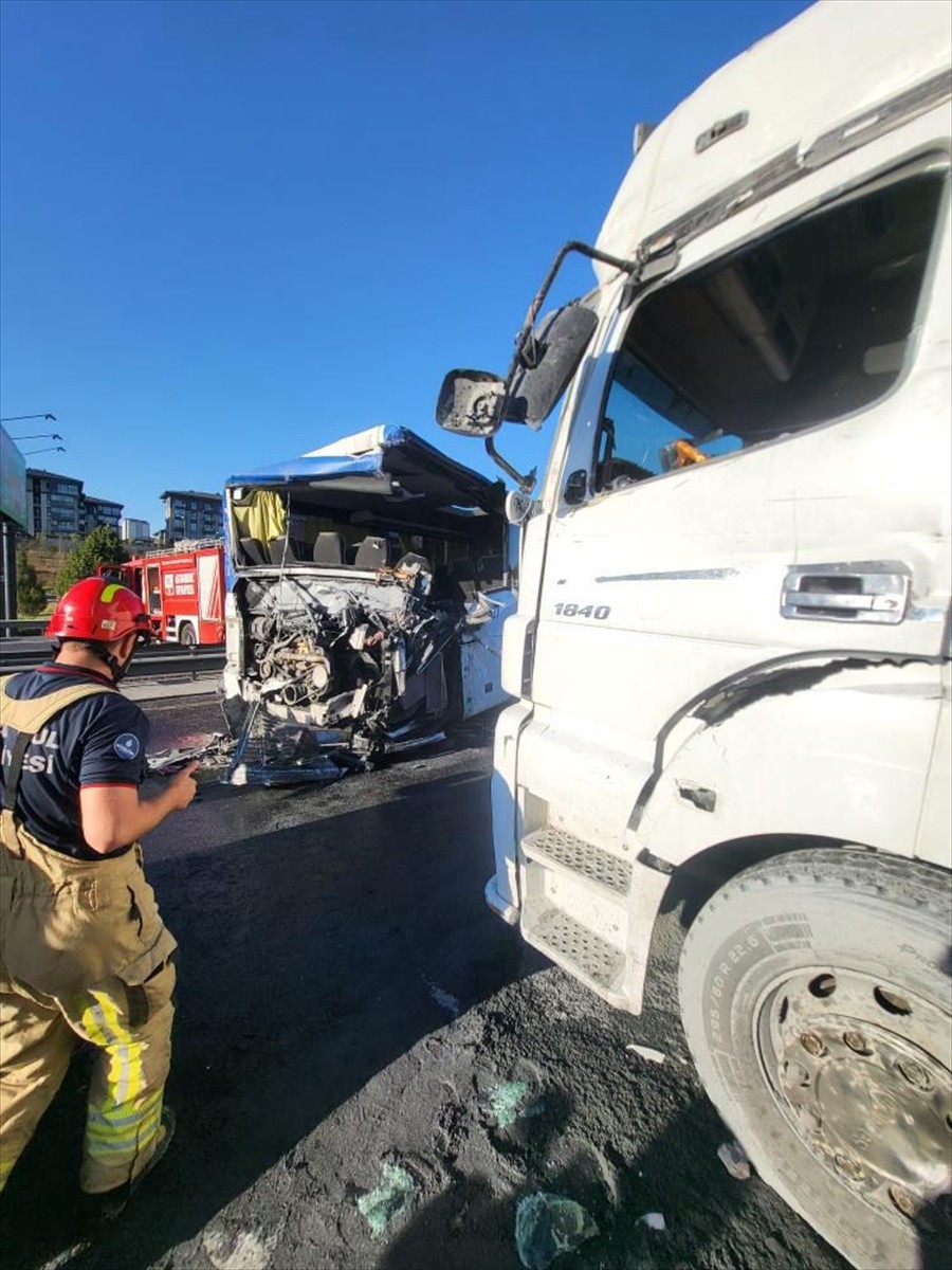 Küçükçekmece TEM Otoyolu'nda otobüs ile hafriyat kamyonunun karıştığı zincirleme trafik kazasında...
