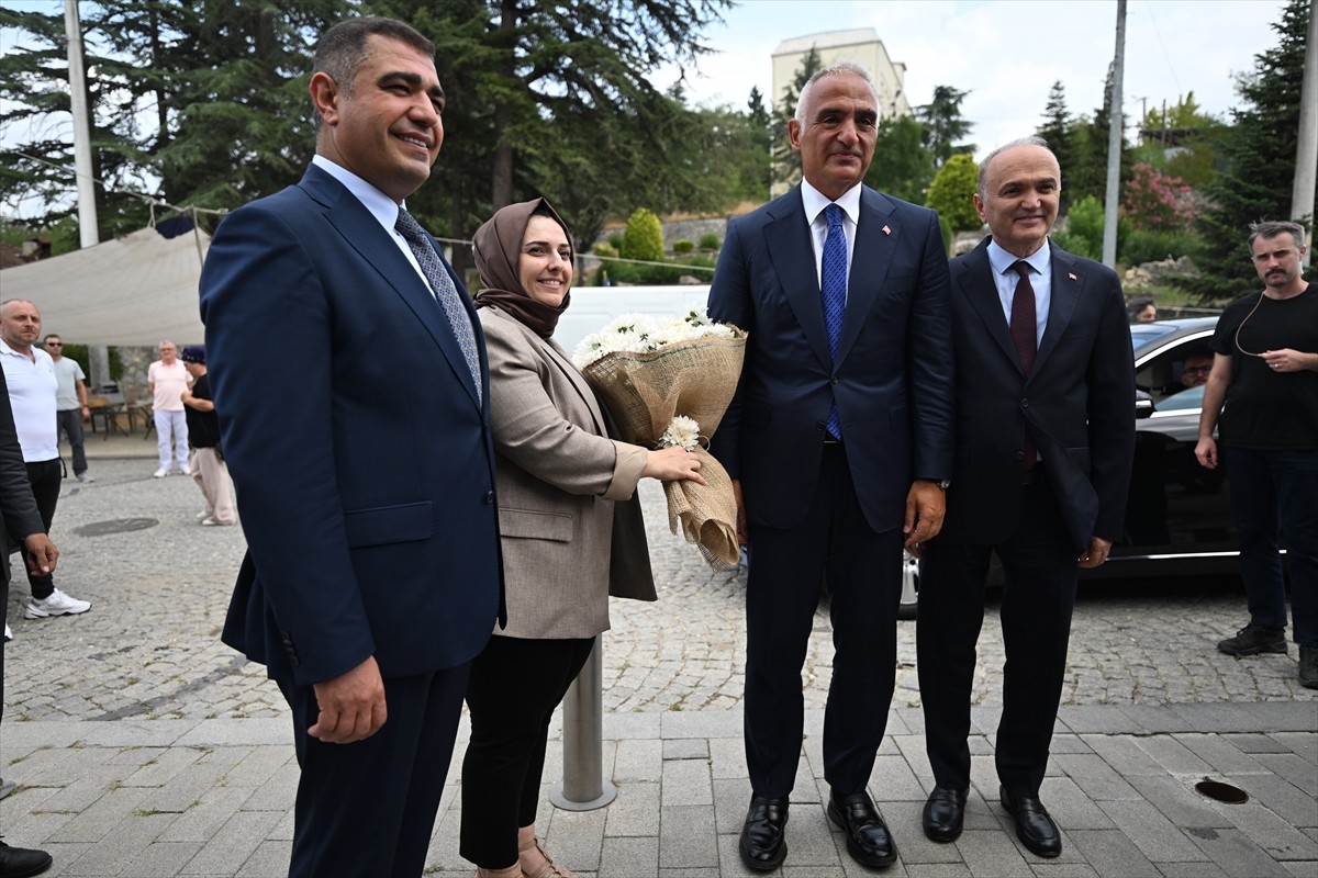 Kültür ve Turizm Bakanı Mehmet Nuri Ersoy (sağda), Düzce'de ziyaretler gerçekleştirdi.