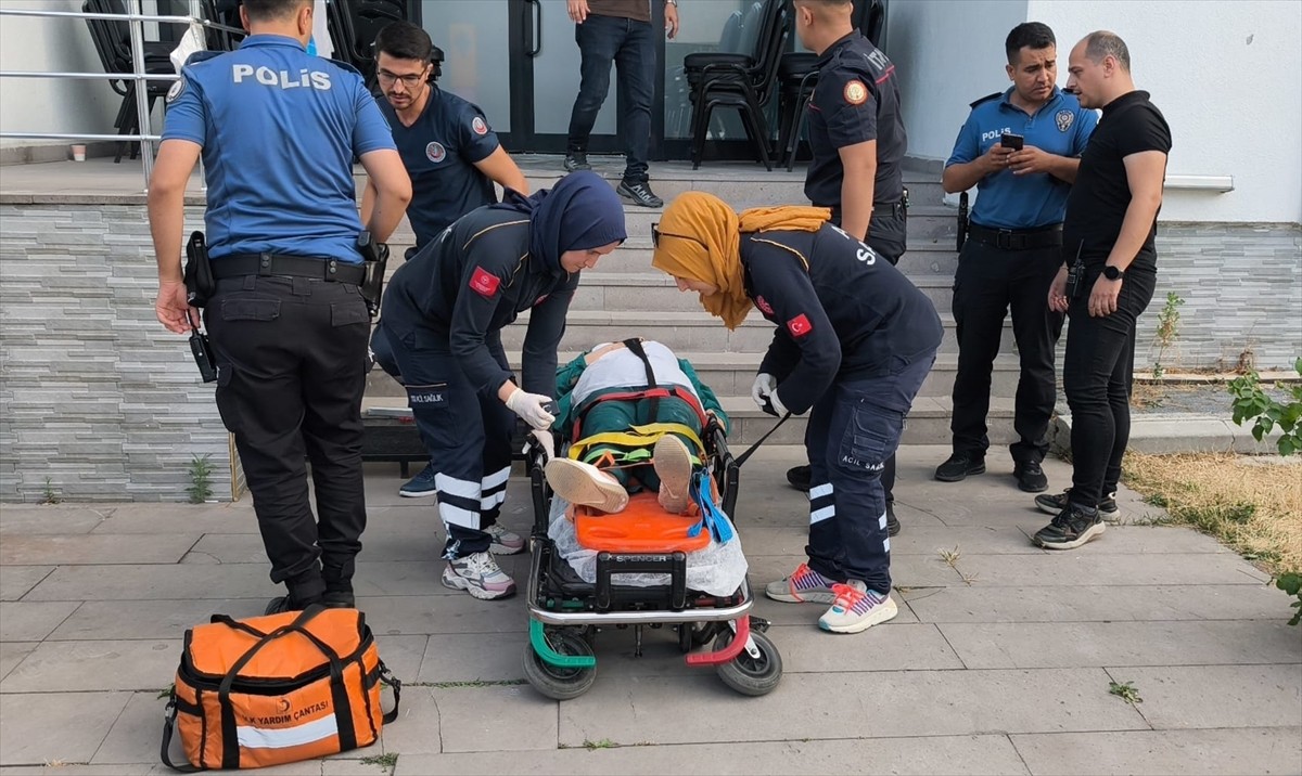 Kütahya'da bir lokalin çöken asma tavanının altında kalan işletmeci yaralandı.  