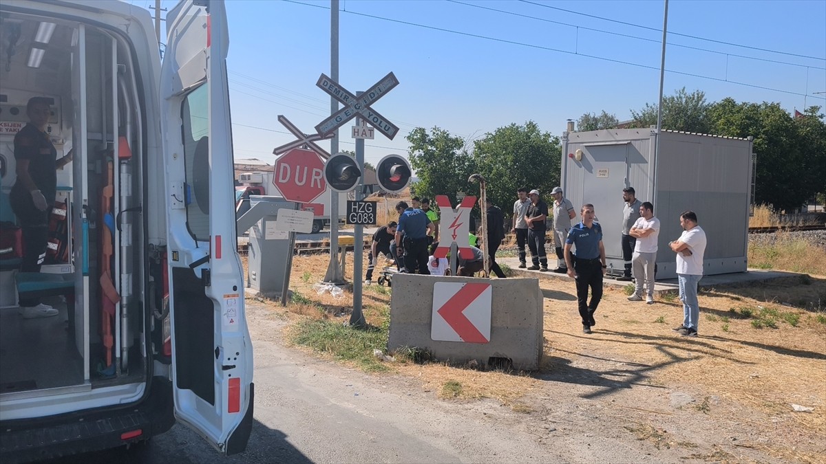 Kütahya'da, cep telefonuyla konuşurken fark etmediği trenin çarptığı kadın yaralandı. Kaza yerine...