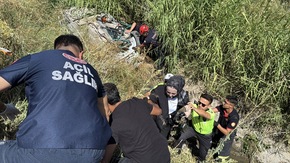 Kütahya'da yol kenarındaki su kanalına devrilen otomobilde sıkışan anne ve kızı...