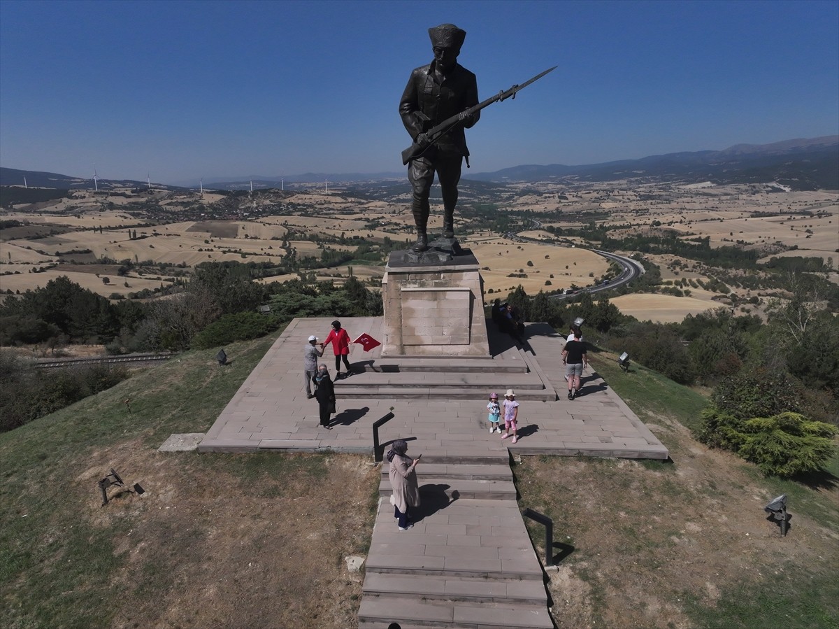 Kütahya'nın Dumlupınar ilçesindeki şehitlik, 30 Ağustos Zafer Bayramı dolayısıyla Kütahya ve çevre...