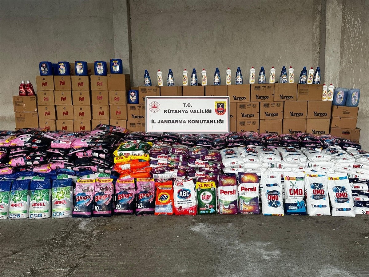 Kütahya'nın Simav ilçesinde, bir evde 7 ton 850 kilogram sıvı ve toz sahte deterjan ele geçirildi....