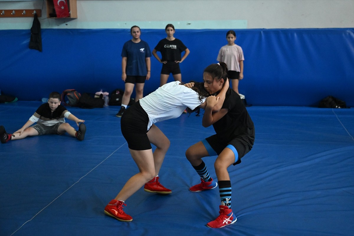 Kuzey Kıbrıs Türk Cumhuriyeti'nden (KKTC) kadın güreşçiler, tecrübelerinden yararlanmak amacıyla...
