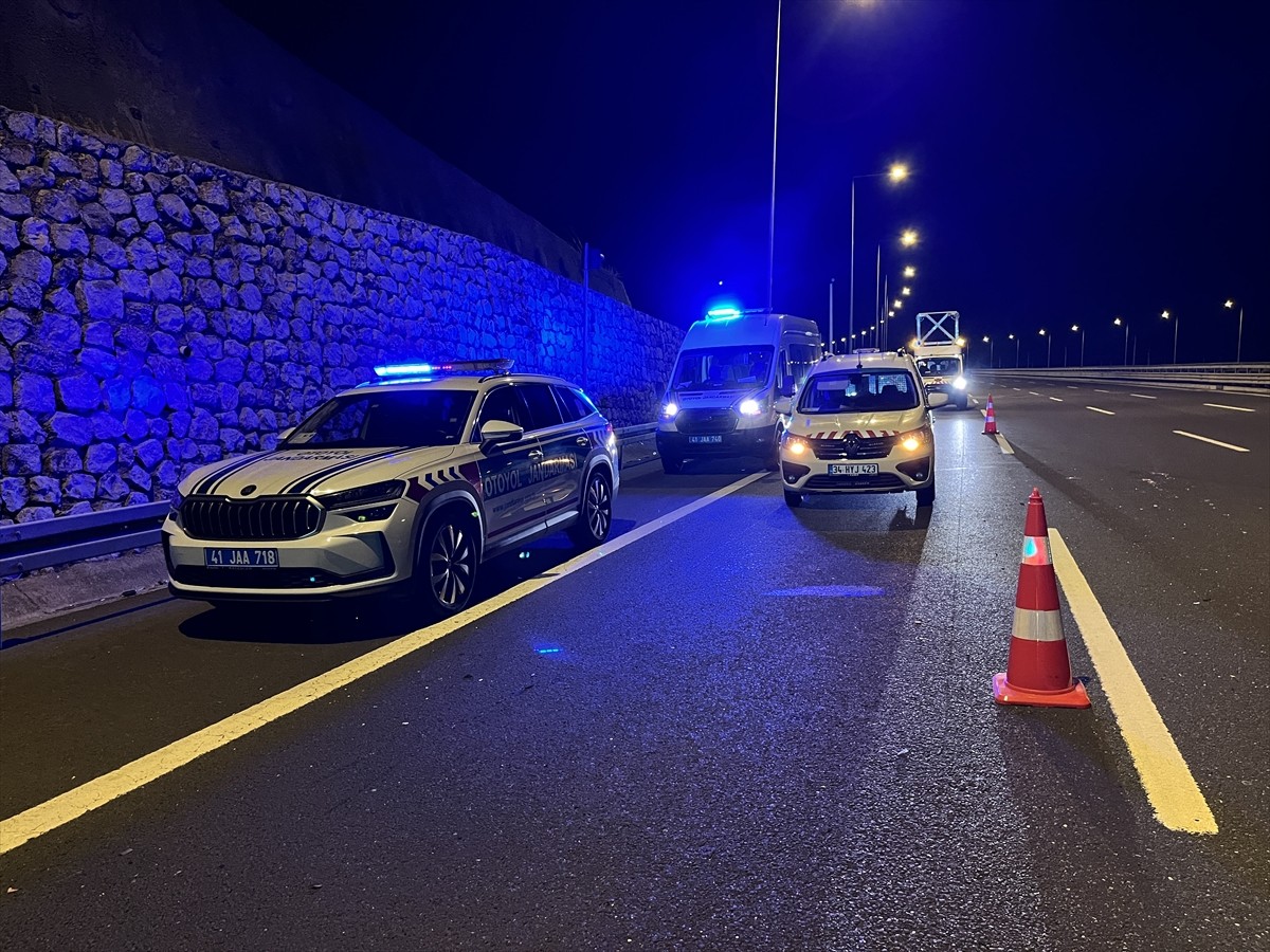 Kuzey Marmara Otoyolu'nun Kocaeli'nin İzmit ilçesi kesiminde, otomobilin çarptığı yaya hayatını...