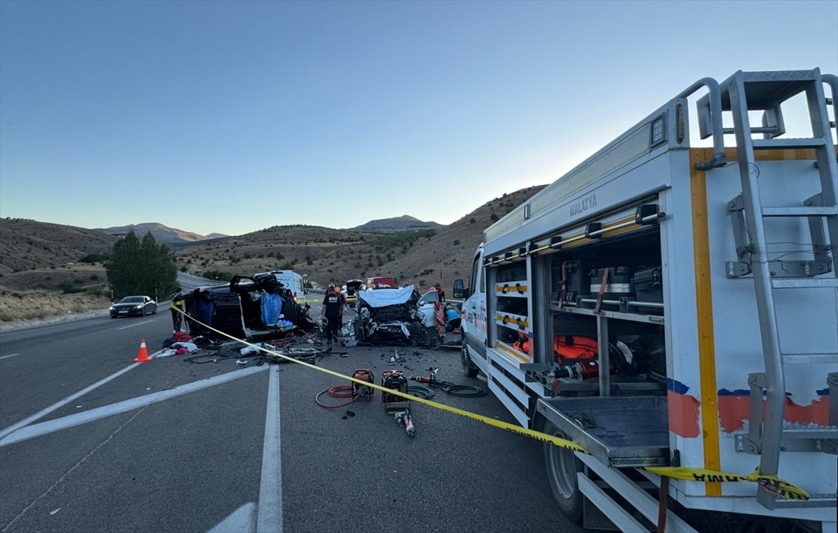 Malatya'nın Akçadağ ilçesinde hafif ticari araç ile otomobilin çarpışması sonucu 4 kişi öldü, 2...