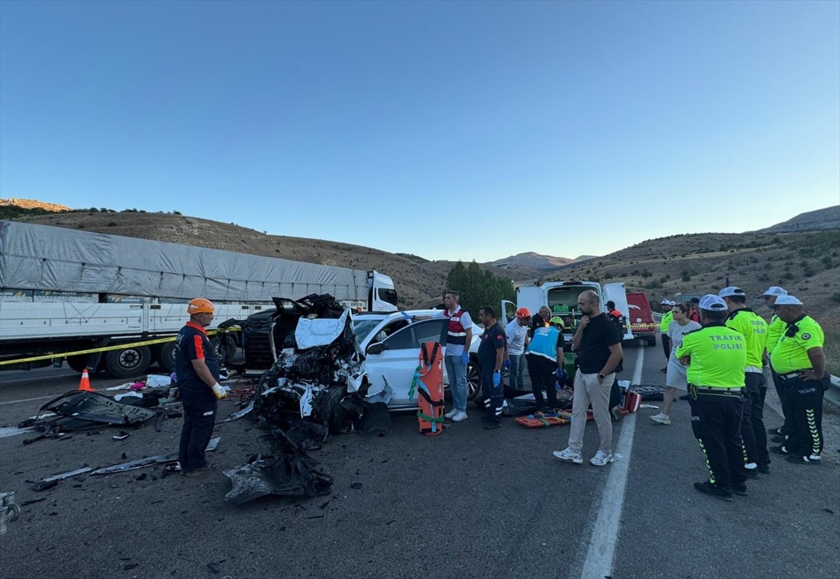 Malatya'nın Akçadağ ilçesinde hafif ticari araç ile otomobilin çarpışması sonucu 4 kişi öldü, 2...