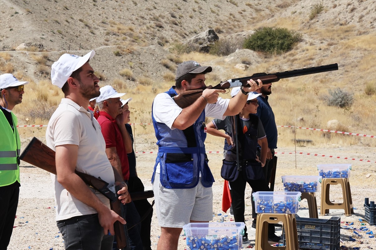 Malatya'nın Darende ilçesinde bu yıl 72'ncisi düzenlenen Darende Geleneksel Zengibar Karakucak...