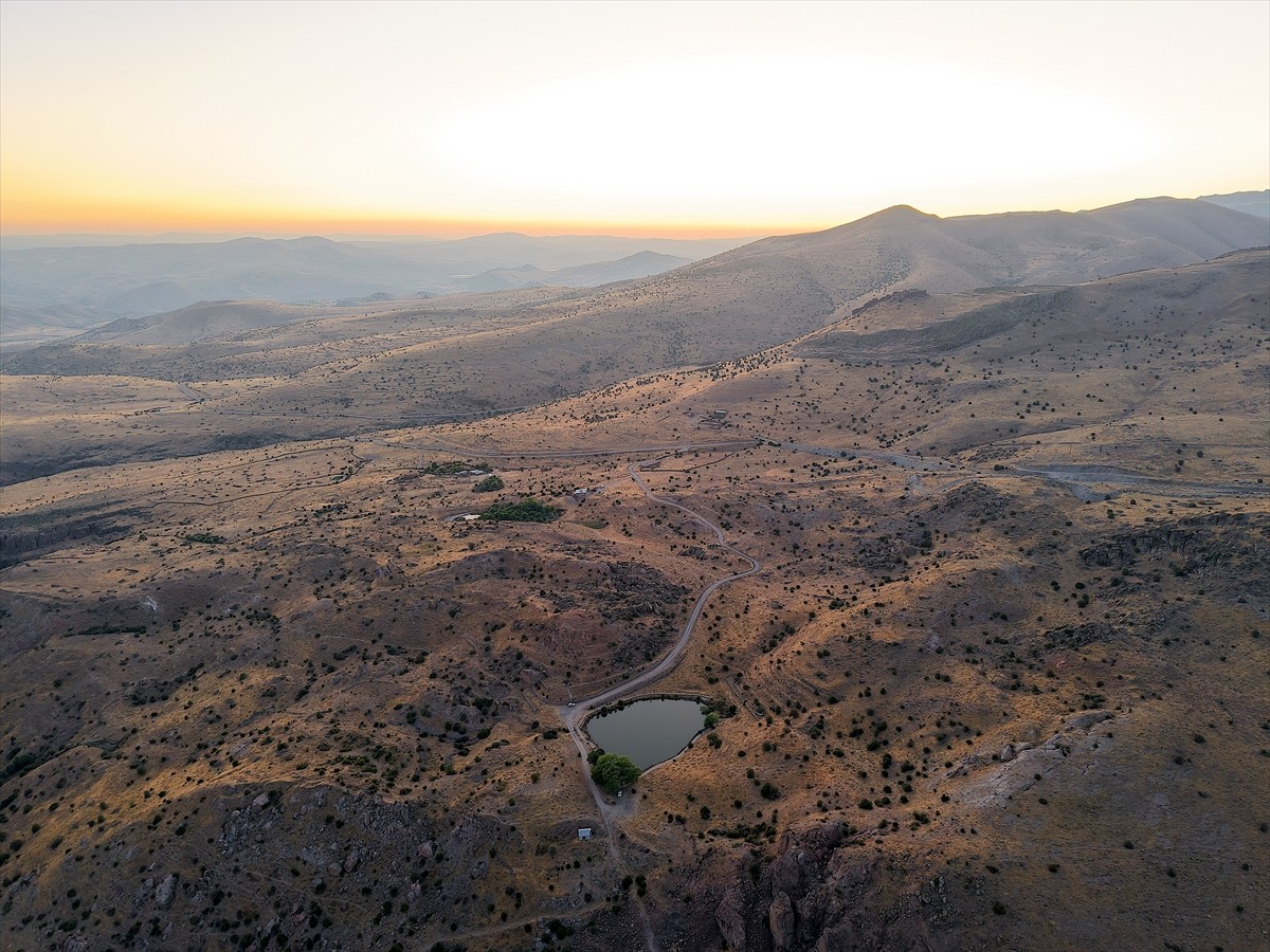 Malatya'nın Hekimhan ilçesindeki Dipsiz Göl'de gün batımı dronla görüntülendi.