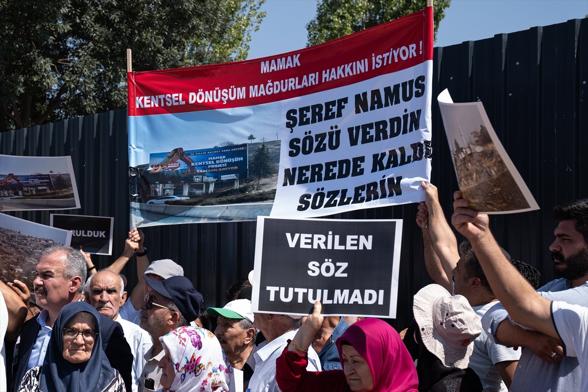 Mamak'ta kentsel dönüşüm kapsamında mağdur olduklarını öne süren bir grup vatandaş, evlerinin bir...