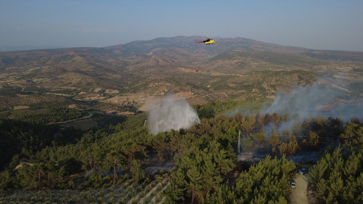 Manisa'nın Demirci ilçesinde ormanlık alanda çıkan yangın, ekiplerin havadan ve karadan...