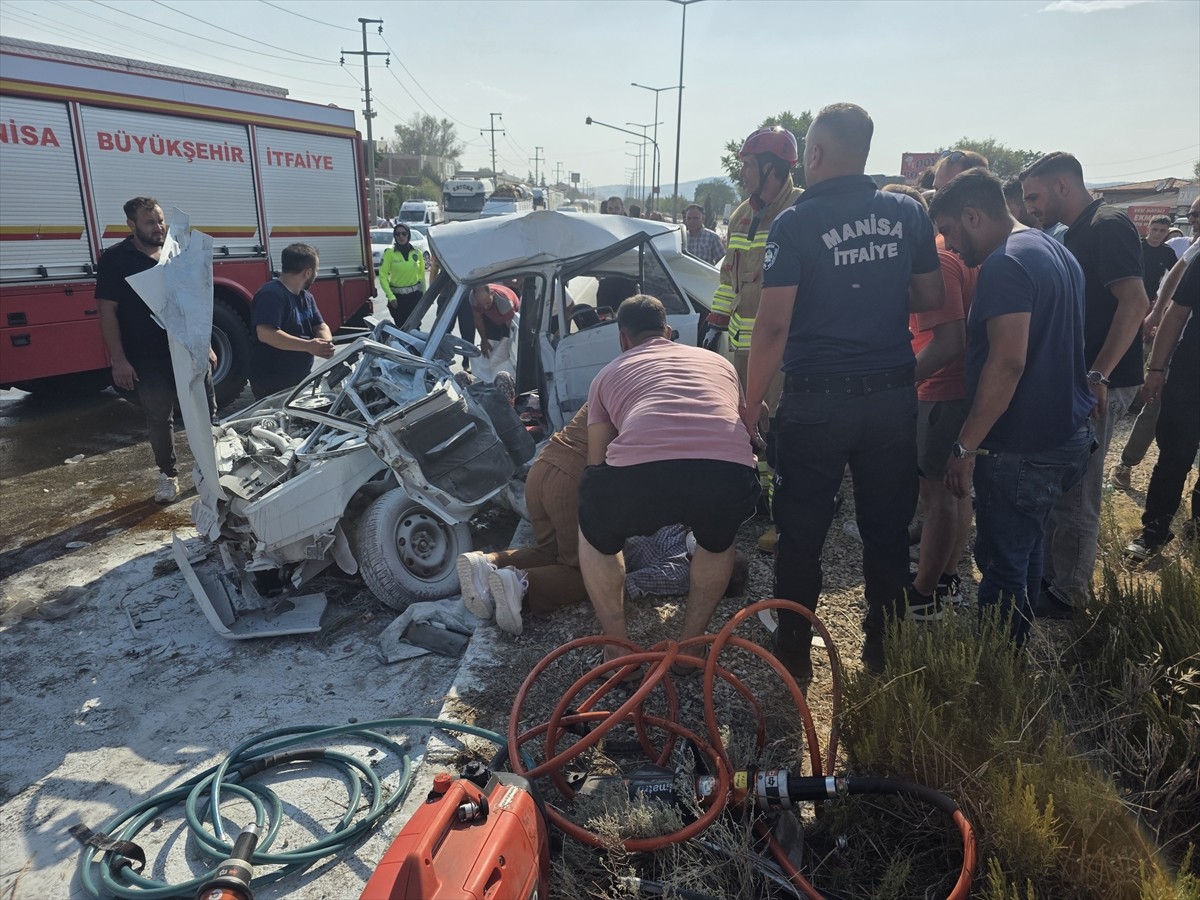 Manisa'nın Kula ilçesinde yolcu otobüsü ile otomobilin çarpışması sonucu sürücü ve eşi hayatını...