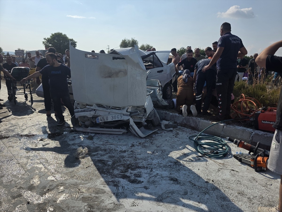 Manisa'nın Kula ilçesinde yolcu otobüsü ile otomobilin çarpışması sonucu sürücü ve eşi hayatını...