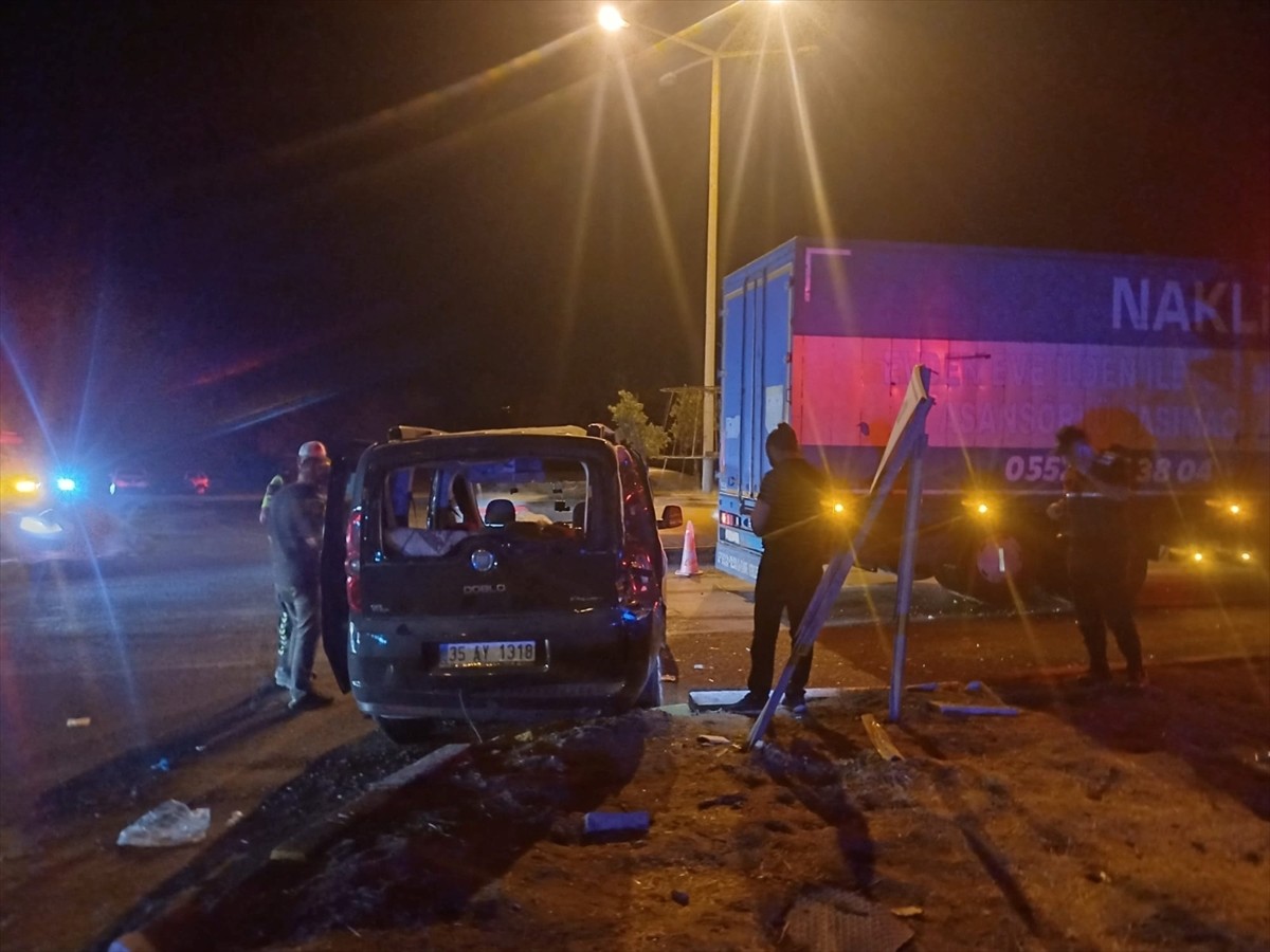 Manisa'nın Salihli ilçesinde kamyonla hafif ticari aracın çarpışması sonucu 1 kişi öldü, 2'si ağır...