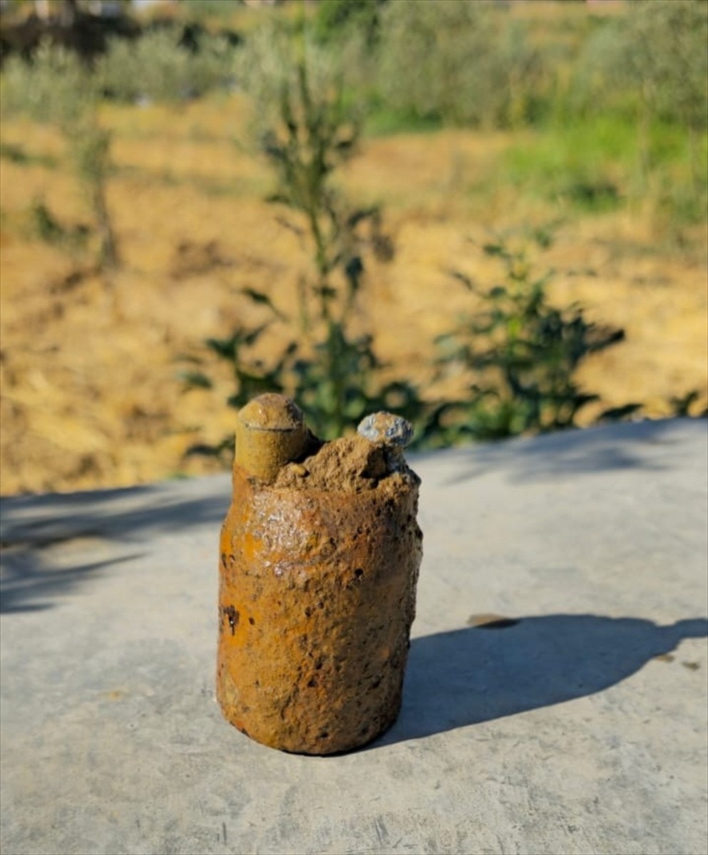 Manisa'nın Salihli ilçesinde patlamamış halde bulunan top mermisi, polis ekiplerince imha...