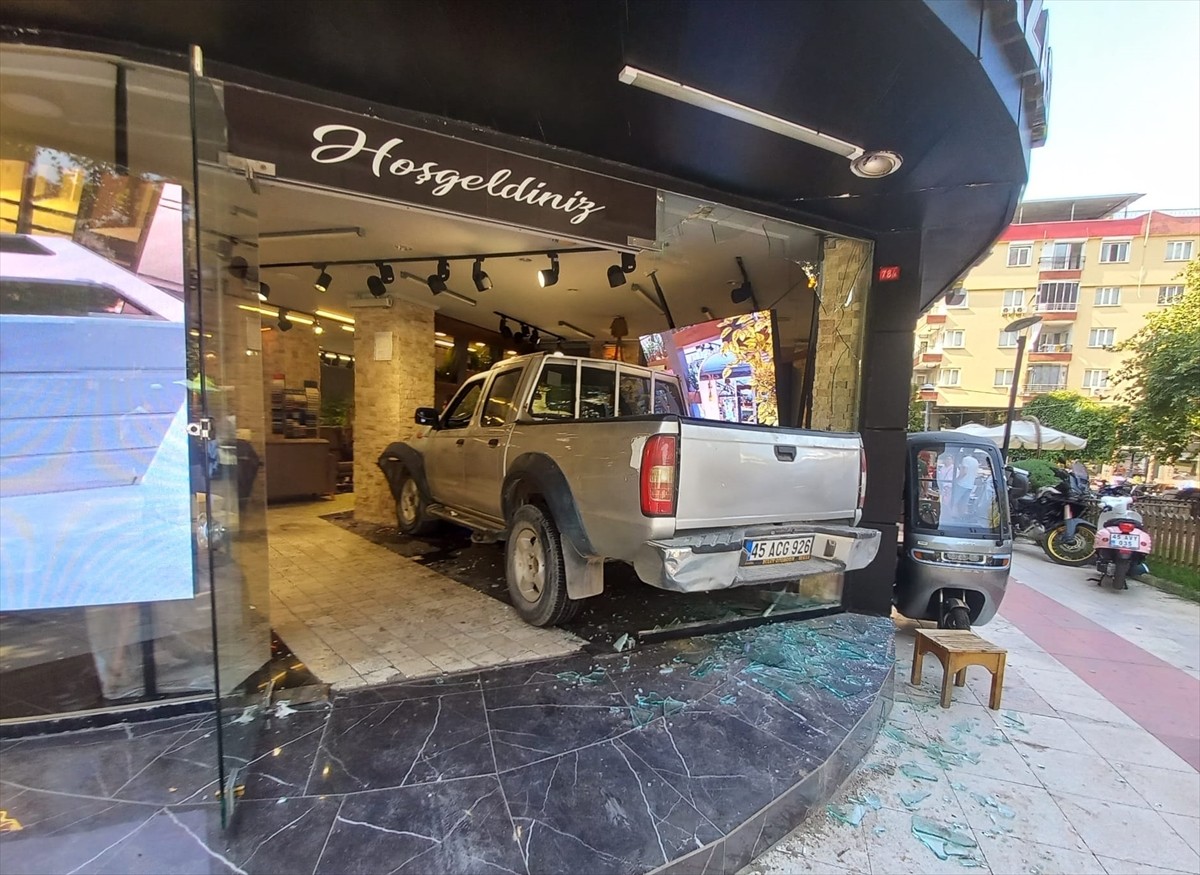 Manisa'nın Şehzadeler ilçesinde otomobile çarpıp mobilya mağazasına giren pikaptaki 2 kişi...