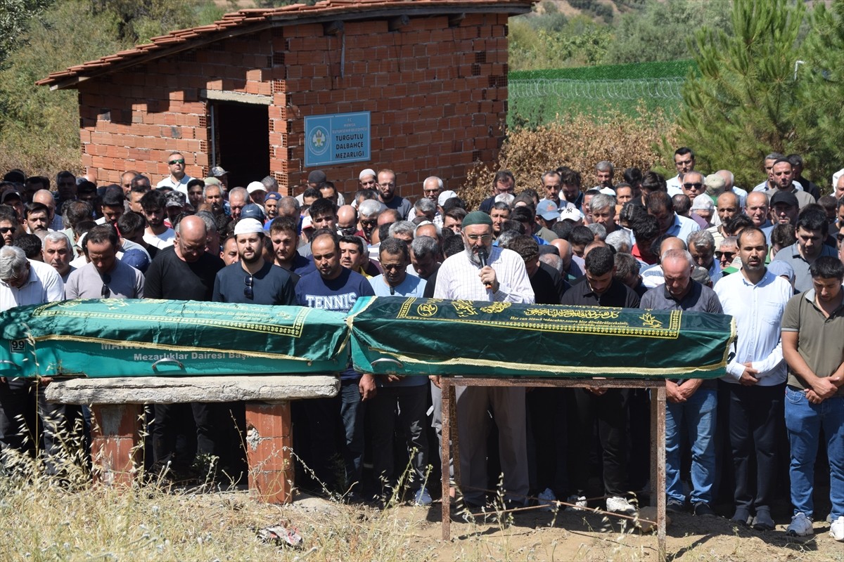 Manisa'nın Turgutlu ilçesinde otomobilin tıra arkadan çarptığı kazada hayatını kaybeden amca...