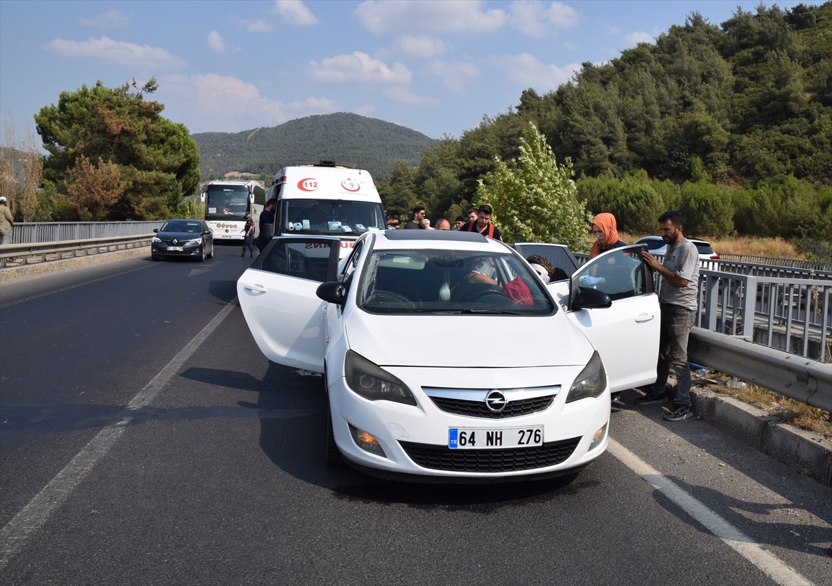 Manisa'nın Turgutlu ilçesinde yolcu otobüsü ile otomobilin çarpışması sonucu 3 kişi...