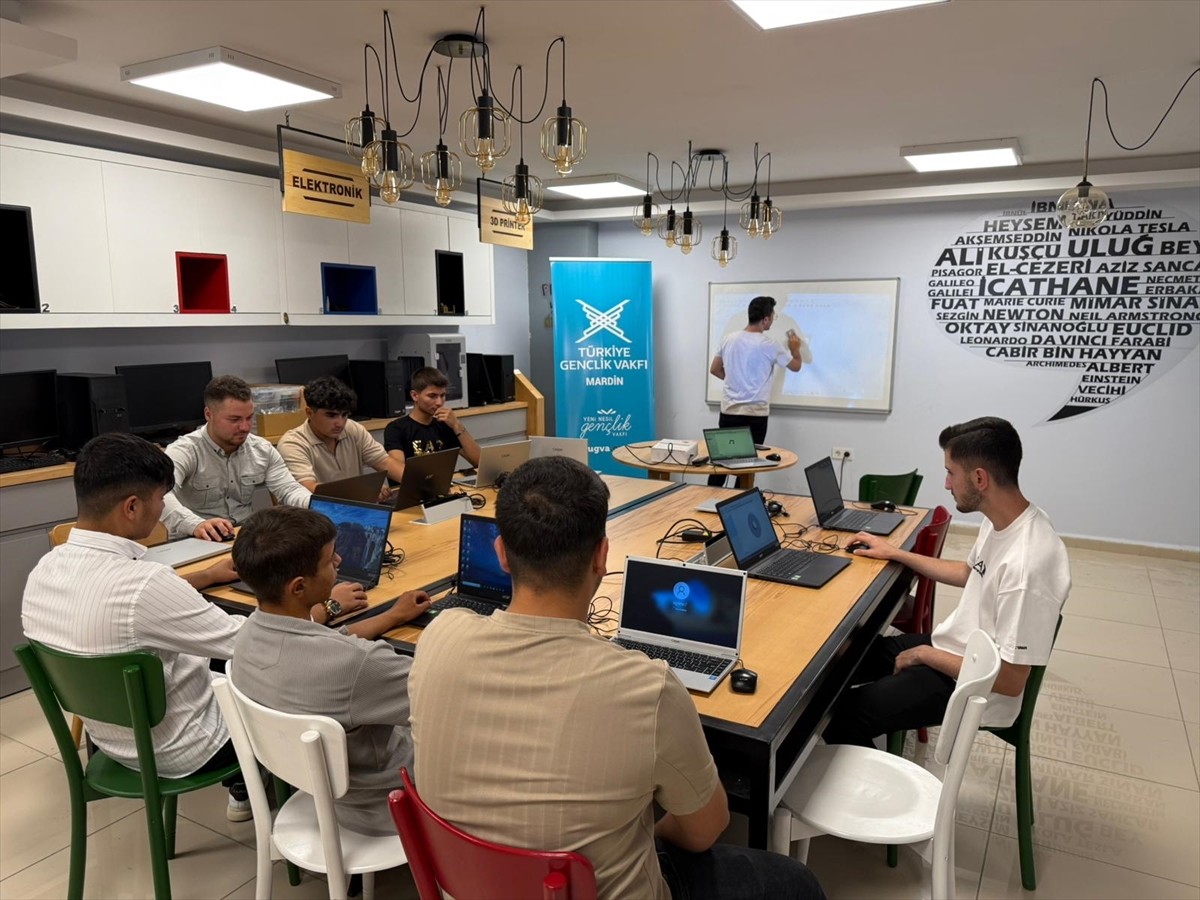 Mardin'de öğrenciler, okulların tatil edilmesinin ardından yaz tatillerini Türkiye Gençlik...