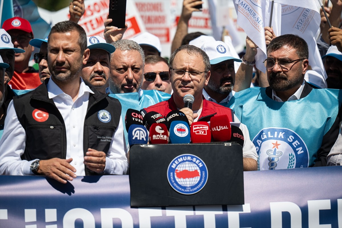 Memur-Sen üyeleri, 8. Dönem Kamu Toplu Sözleşme görüşmeleri kapsamında, Kamu İşveren Heyetinin...