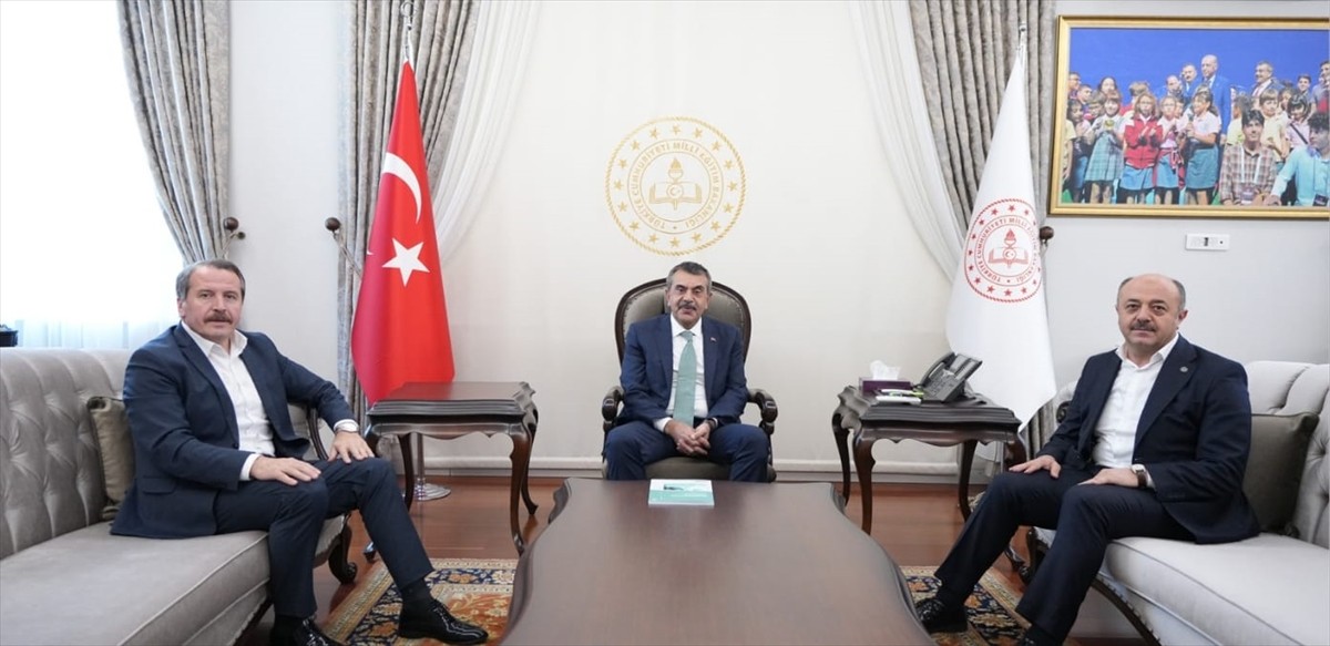  Memur-Sen ve Eğitimciler Birliği Sendikası (Eğitim-Bir-Sen) Genel Başkanı Ali Yalçın, Milli...