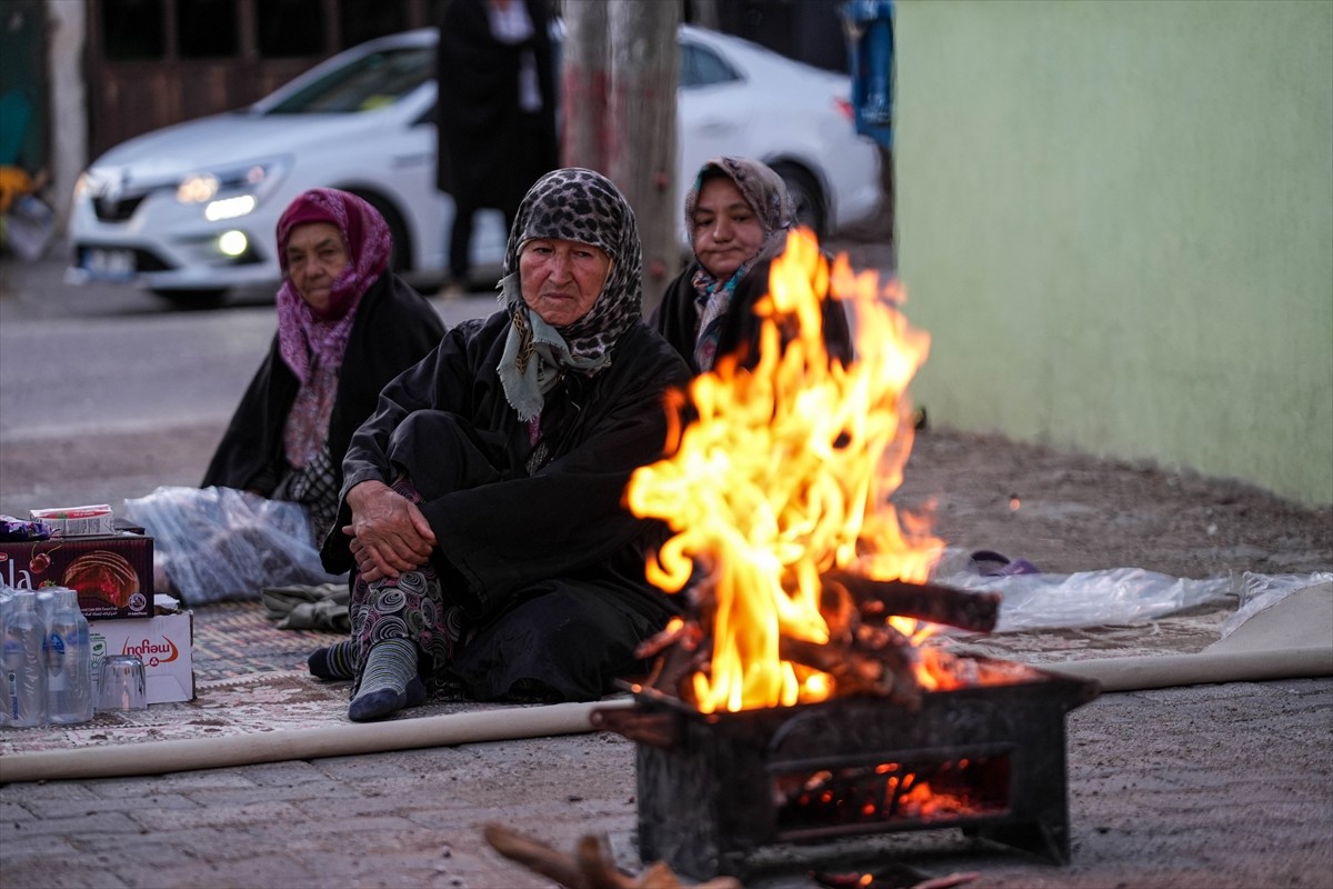 Merkez üssü Balıkesir'in Sındırgı ilçesi olan 6,1 büyüklüğündeki depremden etkilenen mahallelerin...