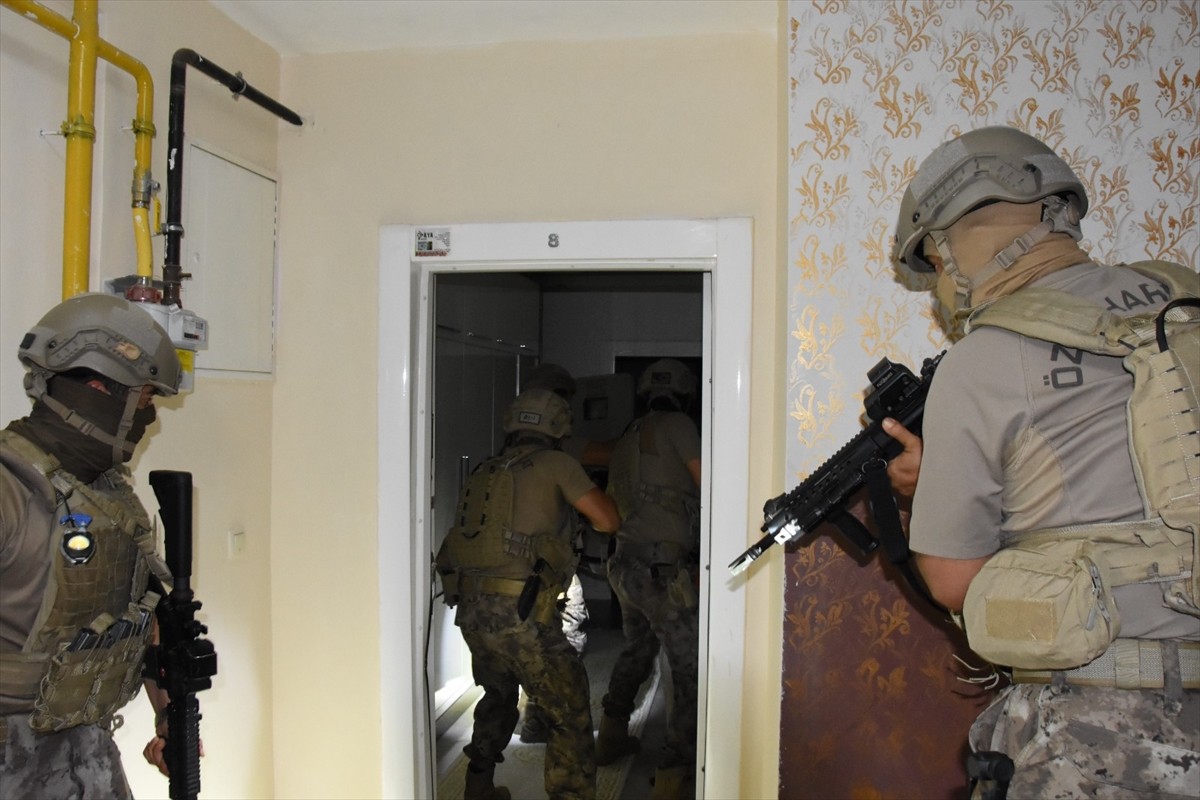 Mersin'de çeşitli suçlardan hakkında 10 yıl kesinleşmiş hapis cezası olan hükümlü, gizlenmeye...