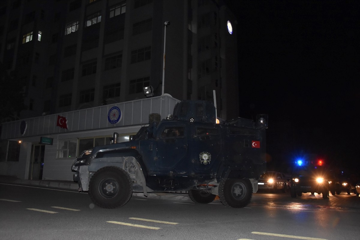Mersin'de terör örgütü DEAŞ'a yönelik operasyonda 8 şüpheli gözaltına alındı. İl Emniyet Müdürlüğü...