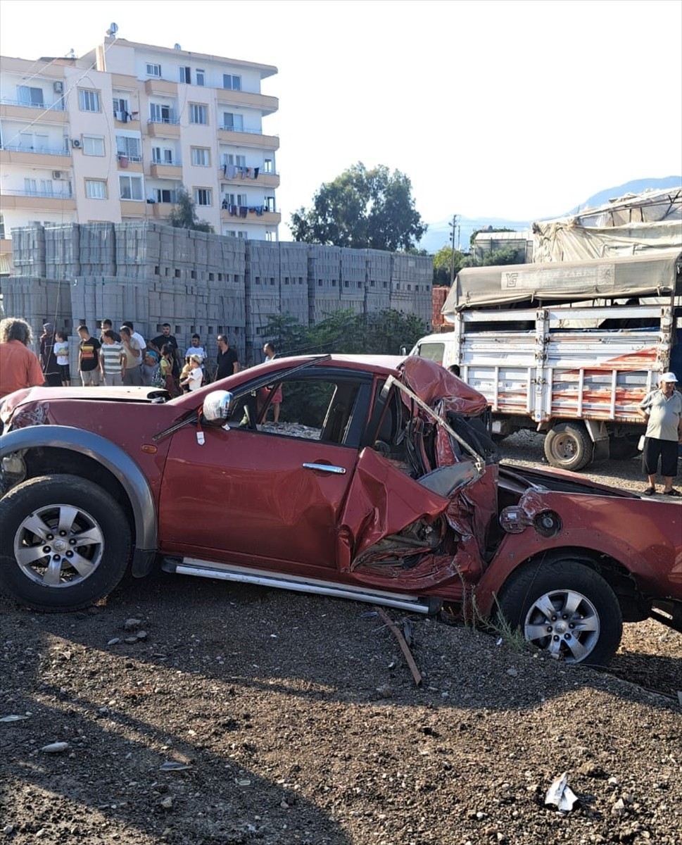Mersin'in Bozyazı ilçesinde park halindeki kamyona çarpan pikaptaki 3 kişi yaralandı.