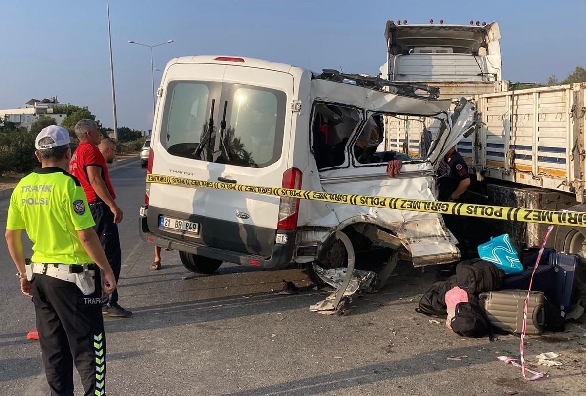 Mersin'in Erdemli ilçesinde öğrencileri taşıyan minibüsün tıra çarpması sonucu 1'i çocuk 2 kişi...