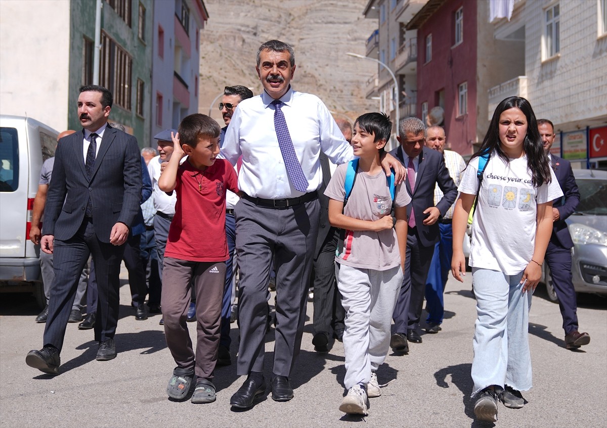 Milli Eğitim Bakanı Yusuf Tekin, çeşitli programları kapsamında, memleketi Erzurum'un Uzundere...