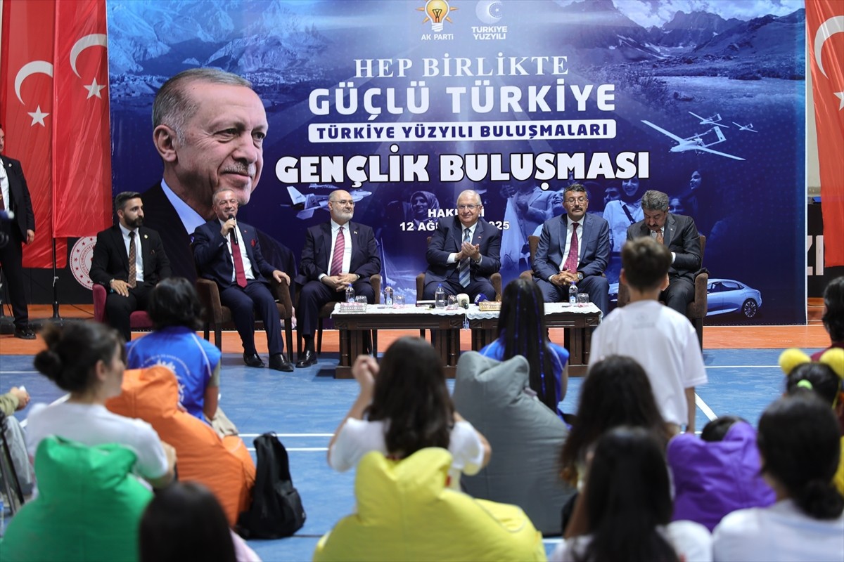 Milli Savunma Bakanı Yaşar Güler, Hakkari'deki programları kapsamında Gençlik Merkezi'nde...