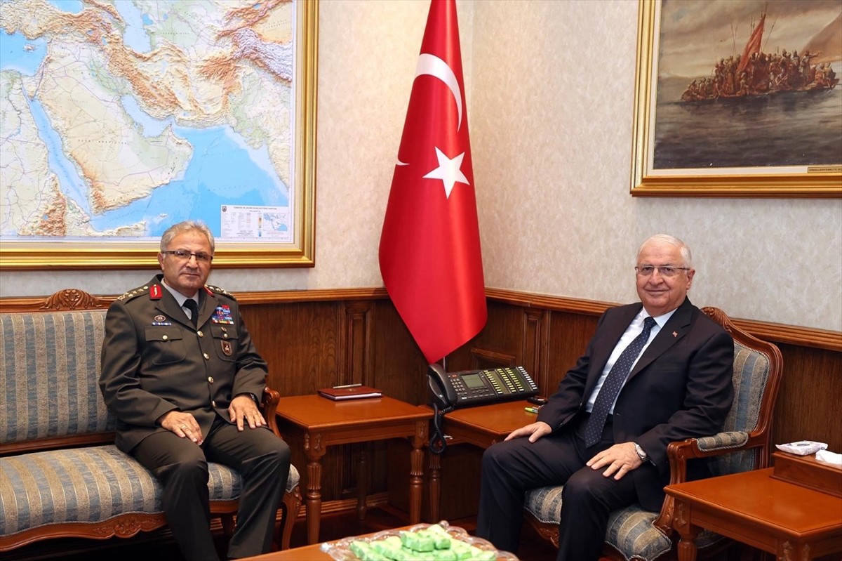 Milli Savunma Bakanı Yaşar Güler, Kara Kuvvetleri Komutanı Orgeneral Metin Tokel'i kabul etti.