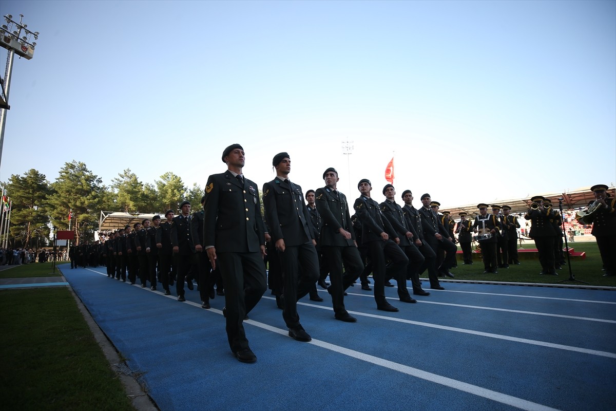 Milli Savunma Üniversitesi (MSÜ) Balıkesir Kara Astsubay Meslek Yüksekokulunda diploma ve sancak...