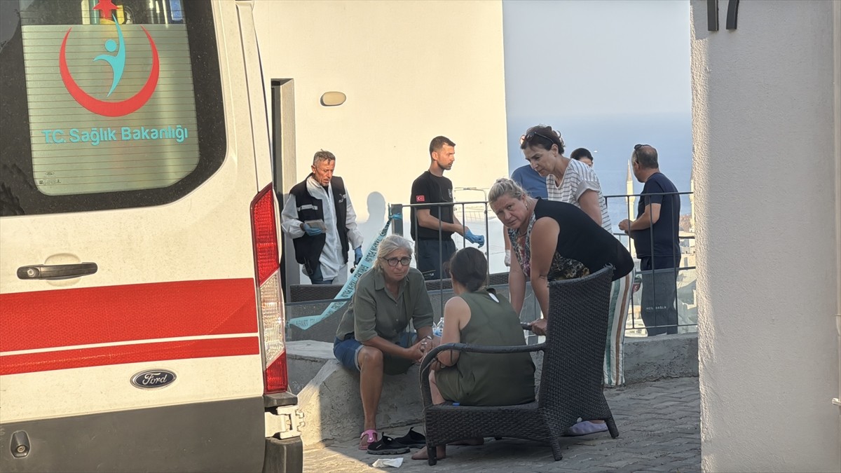 Muğla'nın Bodrum ilçesinde 2 kişi, evde başından silahla vurulmuş halde ölü bulundu. Polis...