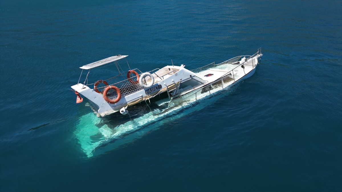 Muğla'nın Bodrum ilçesinde, Torba Koyu'nda demirli yaklaşık 10 metre uzunluğundaki ahşap tekne...