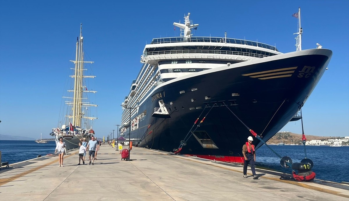 Muğla'nın Bodrum ilçesine gelen "Explora I" kruvaziyeri, çoğu ABD'li 837 yolcu, 648 personel ile...