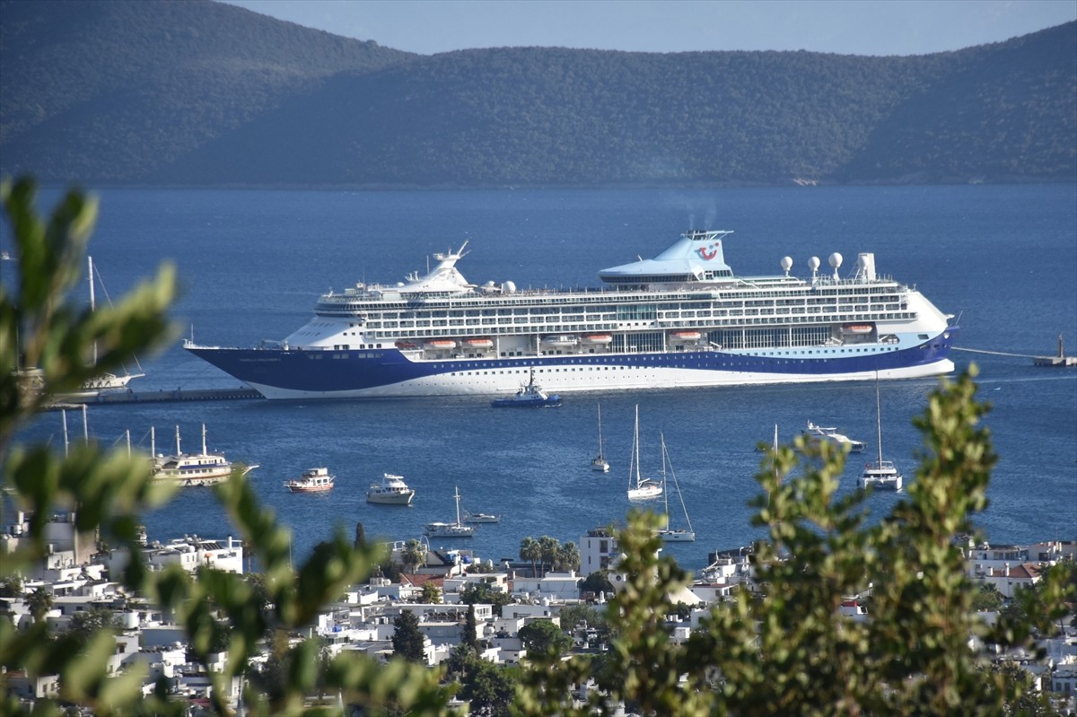 Muğla'nın Bodrum ilçesine, "Marella Discovery 2" (fotoğrafta) ve "Azamara Pursuit" kruvaziyerleri...