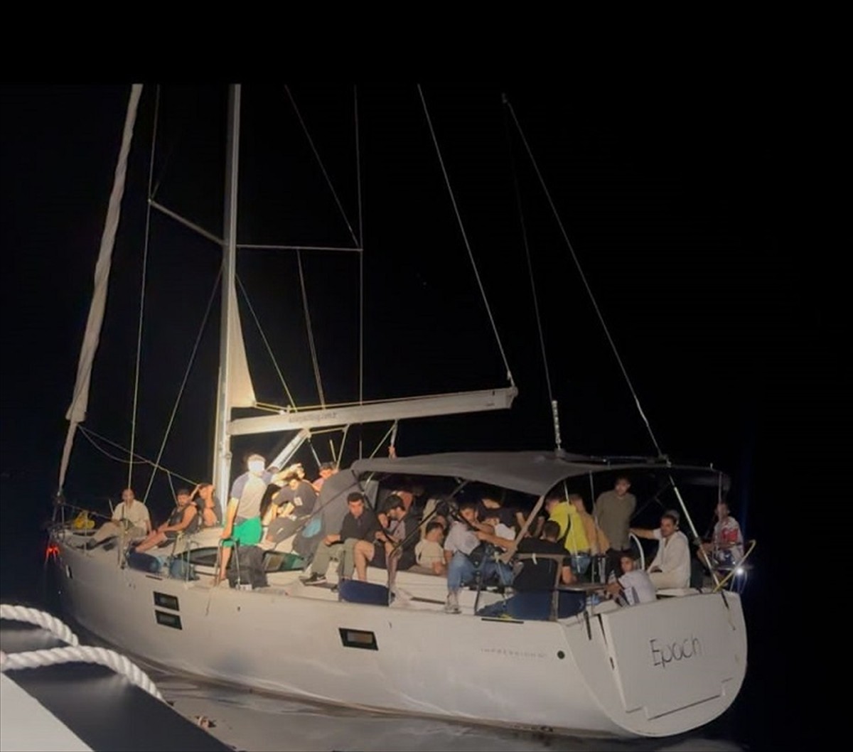 Muğla'nın Datça ilçesi açıklarında motor arızası nedeniyle sürüklenen yelkenli teknedeki 77...