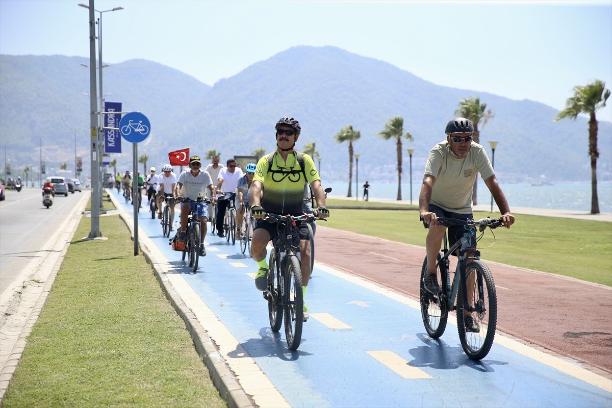 Muğla'nın Fethiye ilçesinde, 2 bisikletlinin hayatını kaybettiği, 1 bisikletlinin yaralandığı...