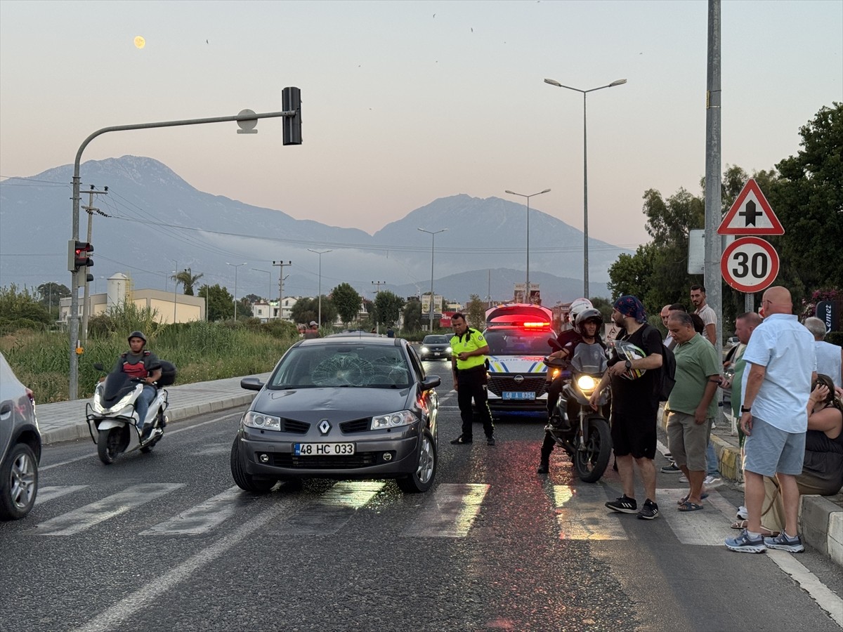 Muğla'nın Fethiye ilçesinde otomobilin çarptığı yabancı uyruklu kadın ağır yaralandı.