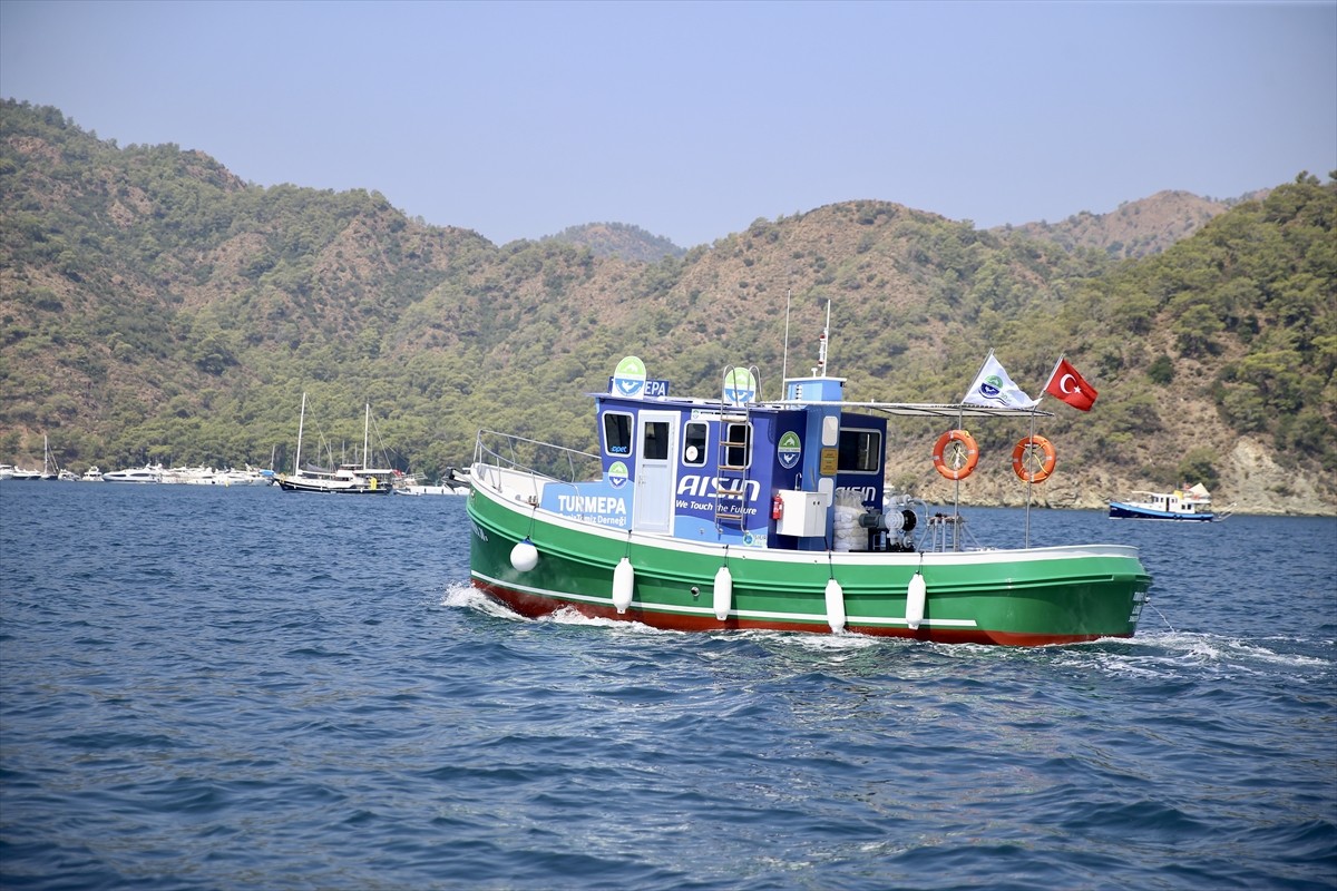 Muğla'nın Fethiye ilçesinde "TURMEPA 30. Yıl" atık alım teknesi göreve başladı. DenizTemiz Derneği...