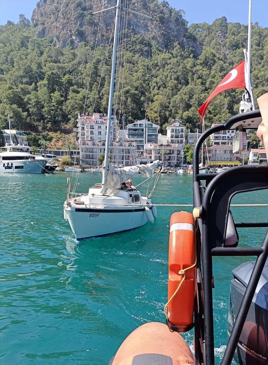 Muğla'nın Fethiye ilçesinde sürüklenen teknedeki 2 kişi ekiplerce kurtarıldı. Tekne, TAHLİSİYE-5...