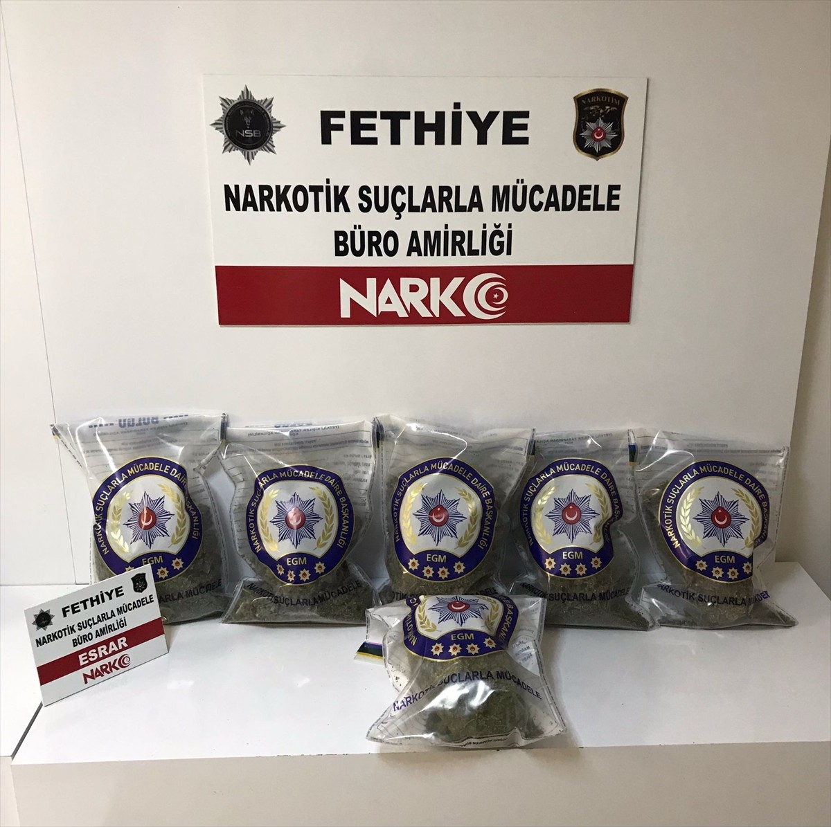 Muğla'nın Fethiye ilçesinde uyuşturucu ticareti yaptıkları iddiasıyla gözaltına alınan 5...